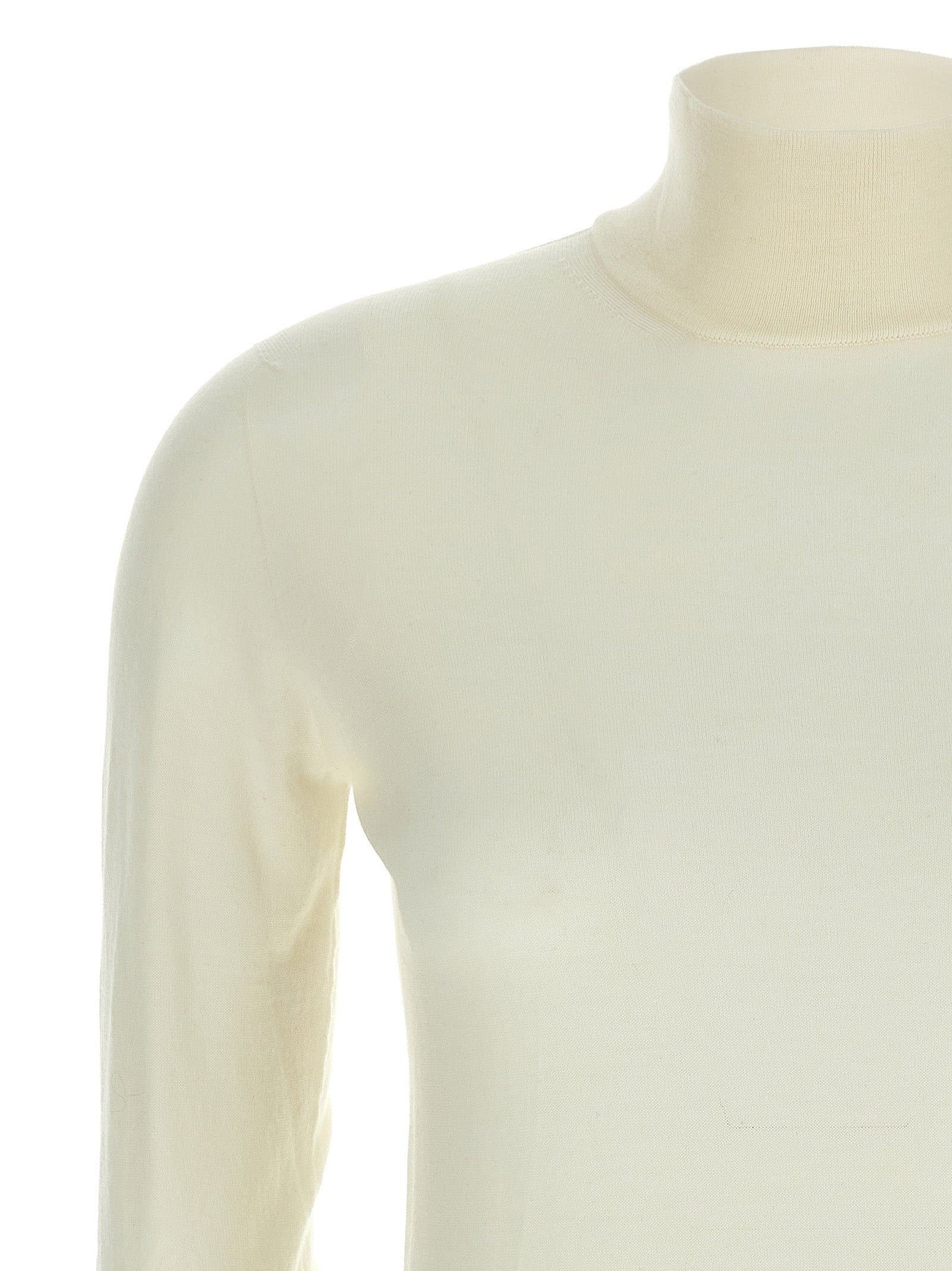 Experience the exquisite allure of the Max Mara White Virgin Wool Cardigan, a testament to Italian craftsmanship, perfect for those who embrace elegance and sophistication.