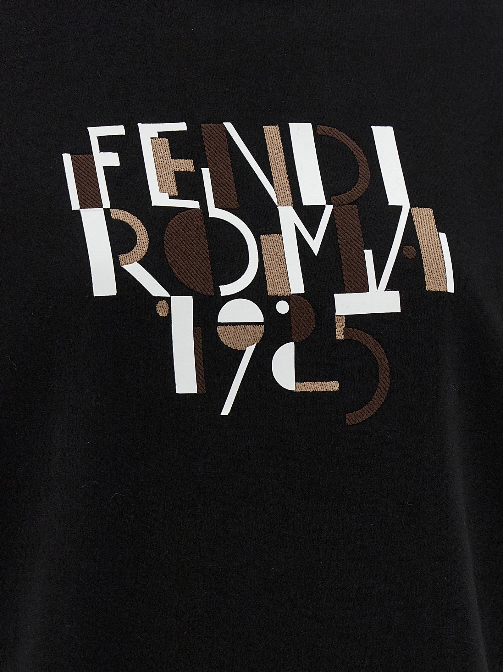 Elevate your wardrobe with the Fendi Black Cotton Sweatshirt, a luxurious blend of Italian craftsmanship and modern sophistication, perfect for any occasion.