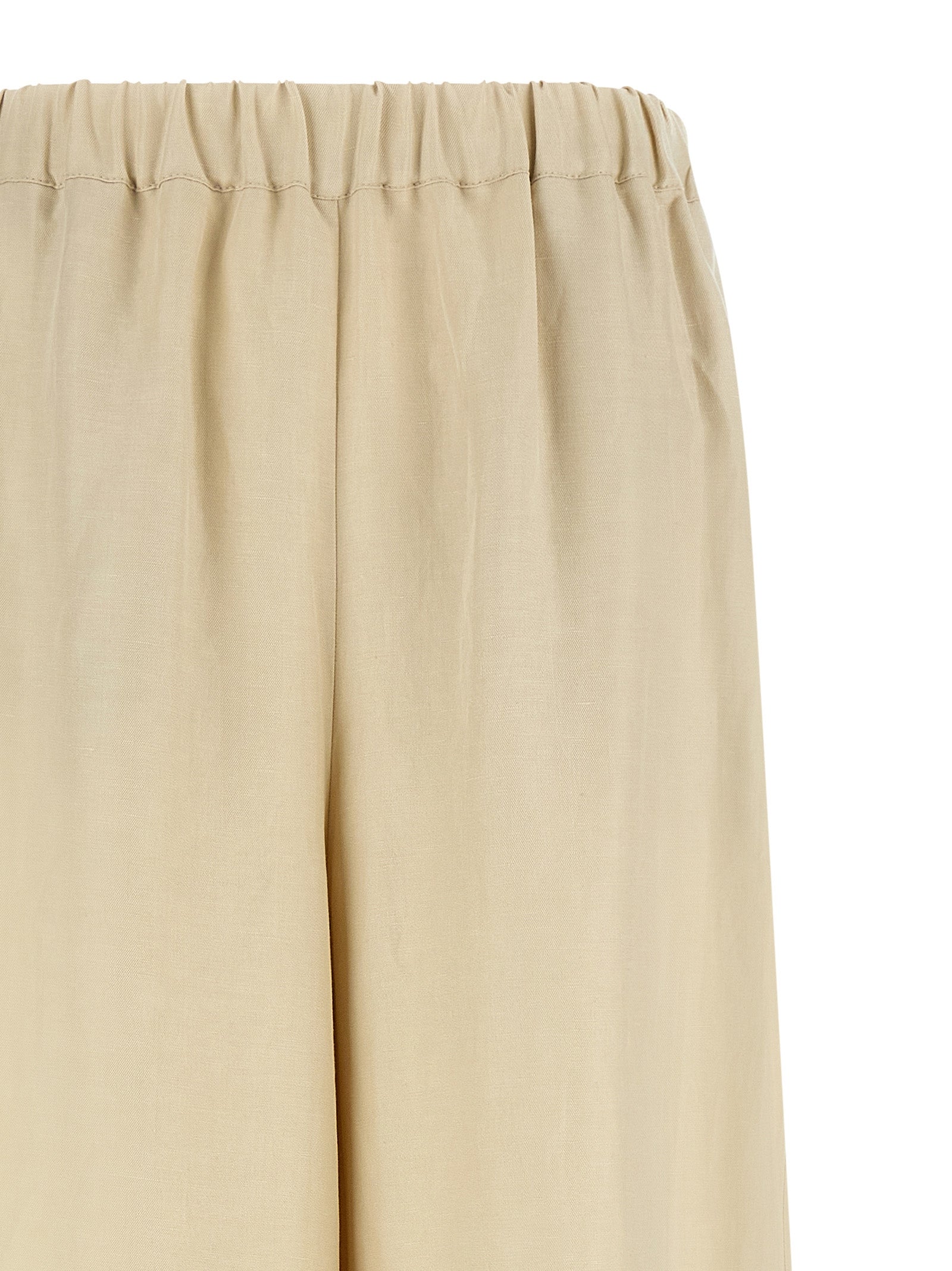 Experience the artisanal elegance of Max Mara's Beige Linen Casual Pants, crafted from a luxurious linen-silk blend for effortless sophistication and timeless allure.