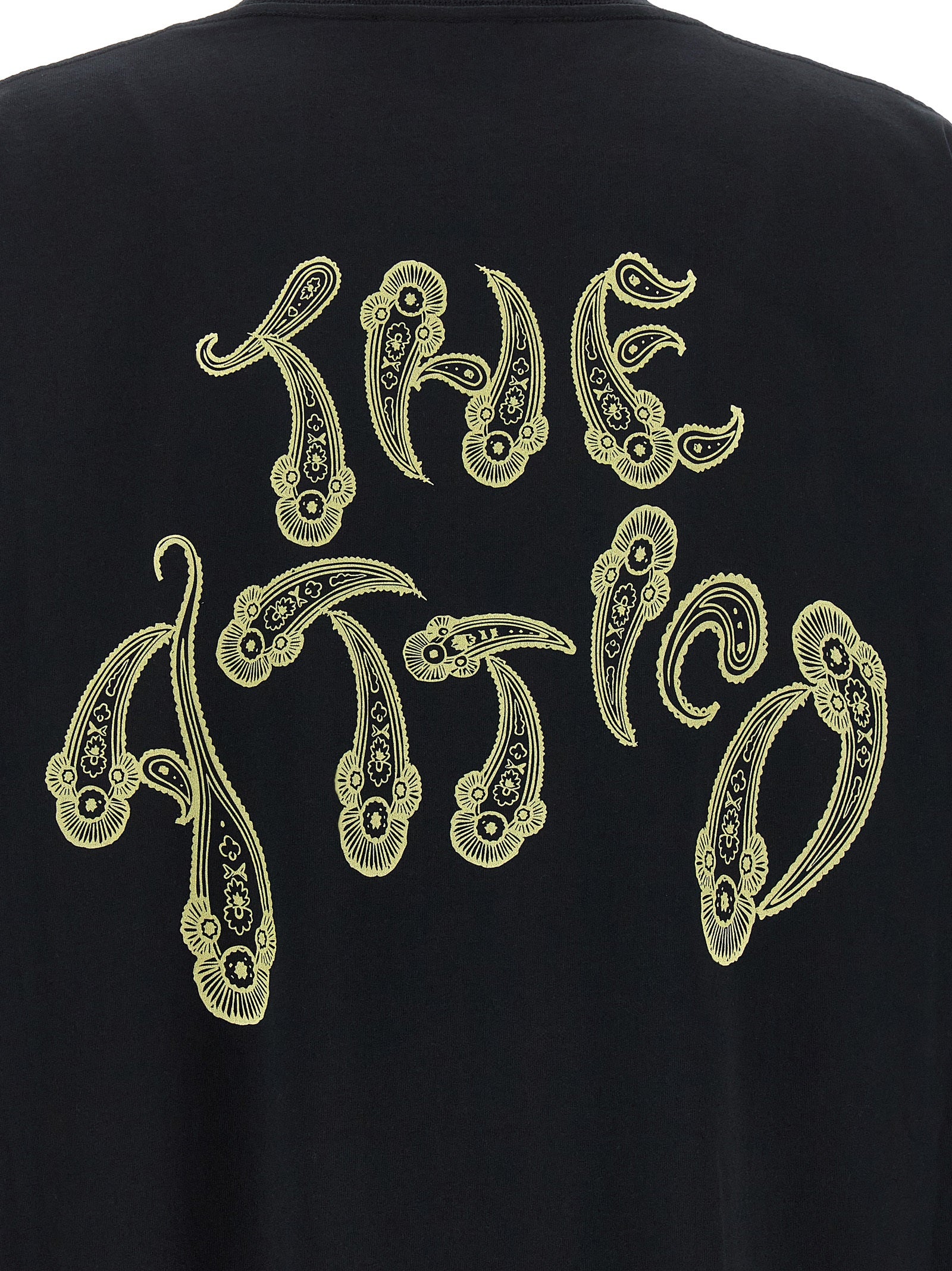 Elevate your wardrobe with THE ATTICO's 'Il Primo Bagno' T-shirt, a luxurious black cotton staple featuring bold prints, perfect for the discerning fashion connoisseur.