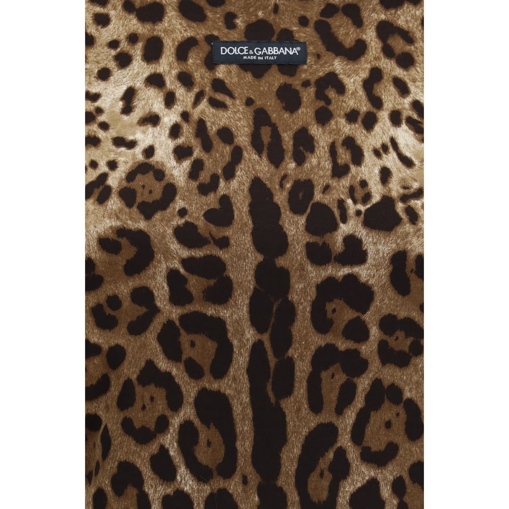 Indulge in the exquisite allure of the Dolce & Gabbana leopard-print cropped T-shirt, crafted from luxurious cotton for a striking statement in any wardrobe.
