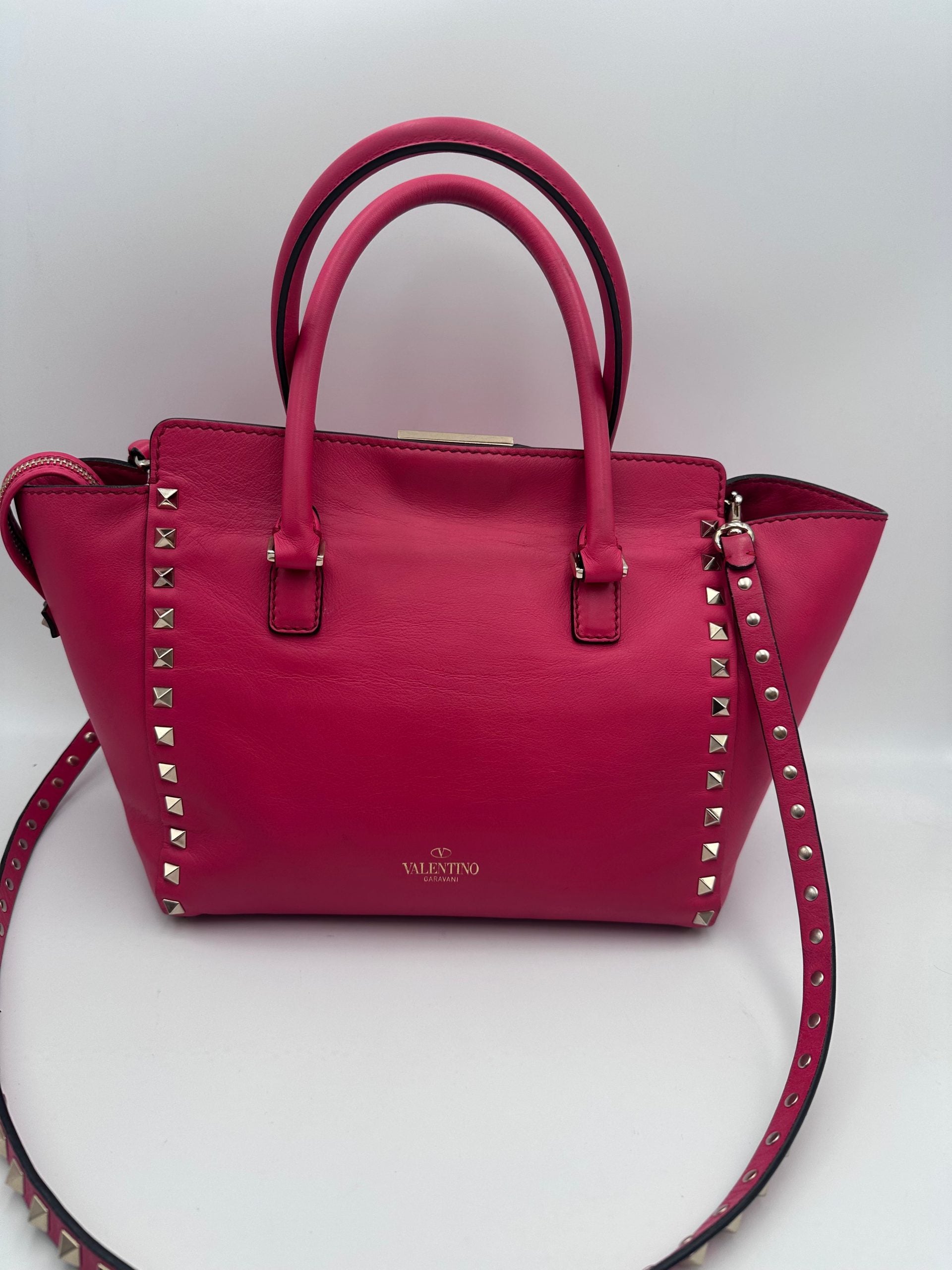 Valentino Garavani Rockstud Medium Pink Handbag - Luxurious Elegance
