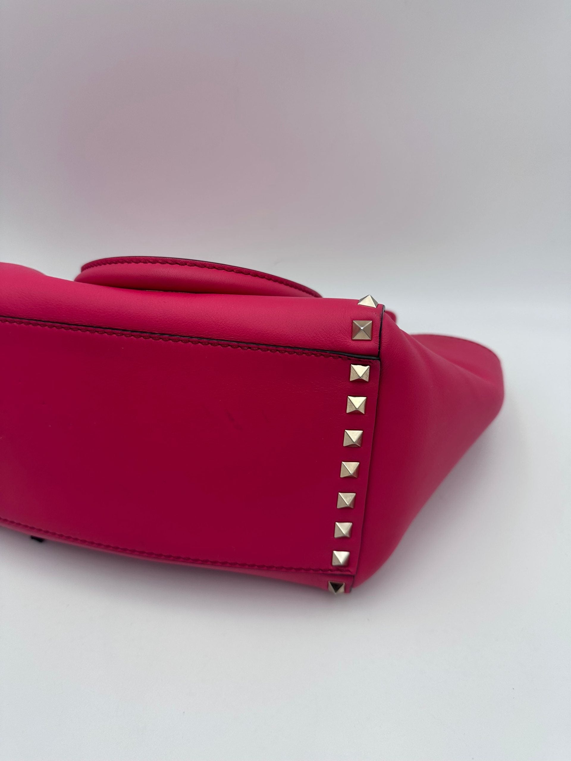 Valentino Garavani Rockstud Medium Pink Handbag - Luxurious Elegance