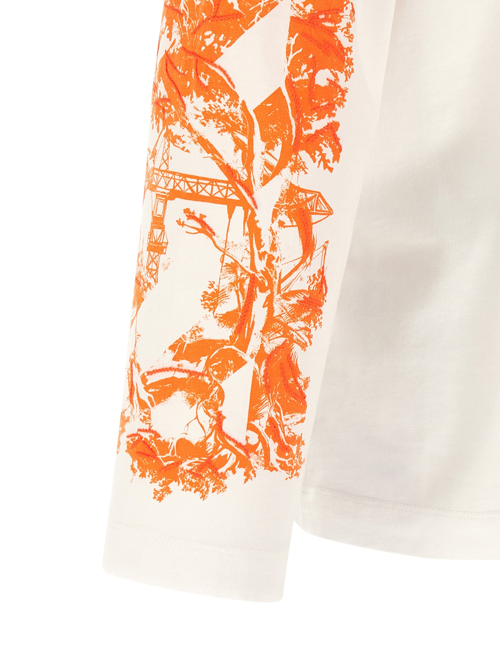 Discover the Off-White White Cotton T-Shirt, a luxurious blend of urban sophistication and refined craftsmanship, perfect for the modern connoisseur of style.