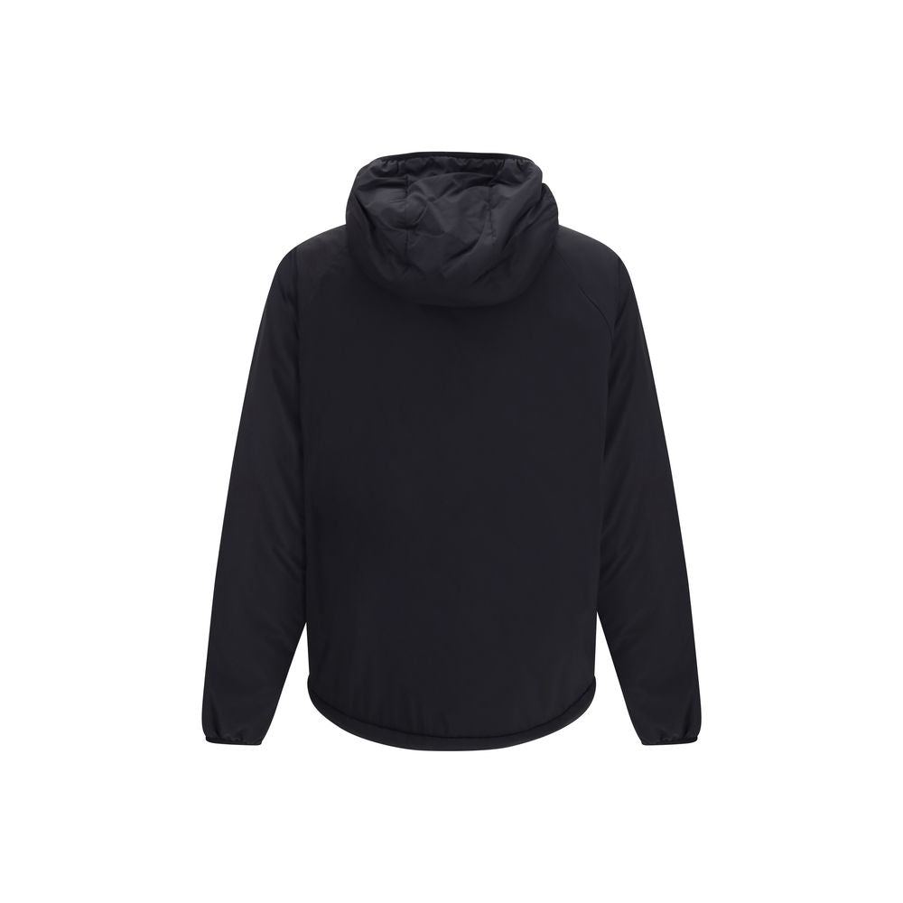Discover the Burberry Black Nylon Shell Jacket, a masterpiece of lightweight ripstop nylon, blending comfort and sophistication for the discerning individual.