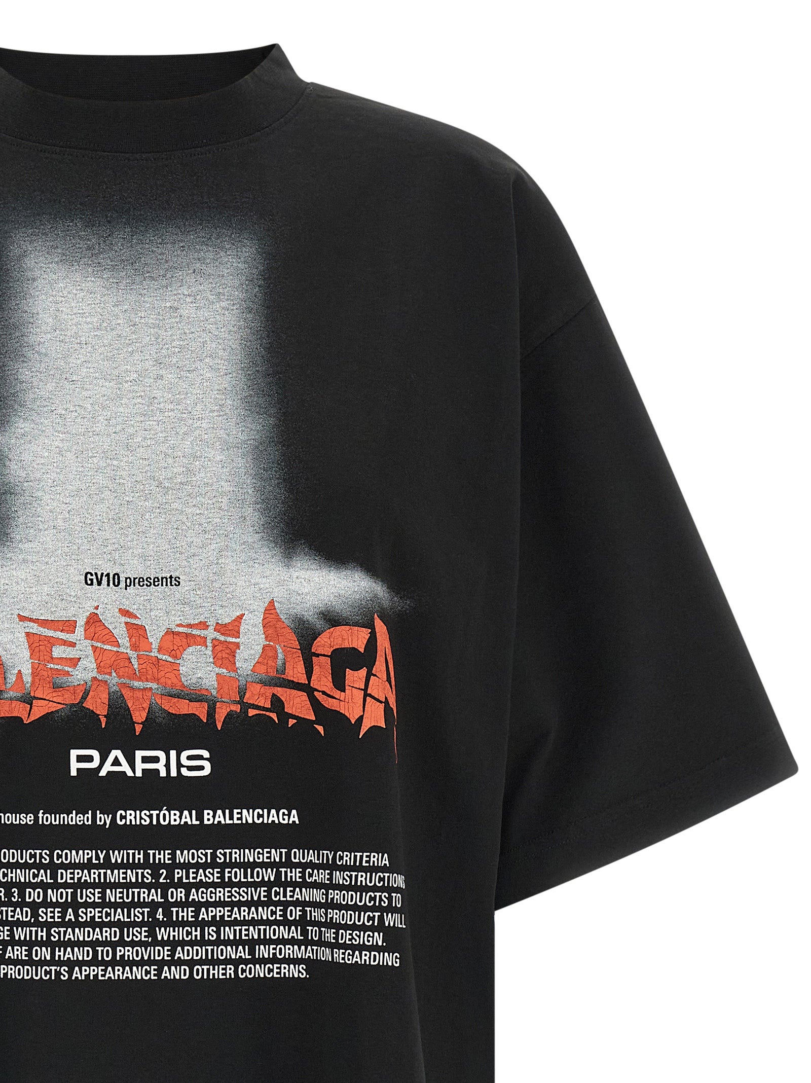 Elevate your wardrobe with Balenciaga's Black Cotton T-Shirt, a masterpiece of contemporary design and craftsmanship, embodying audacious street style and luxurious comfort.