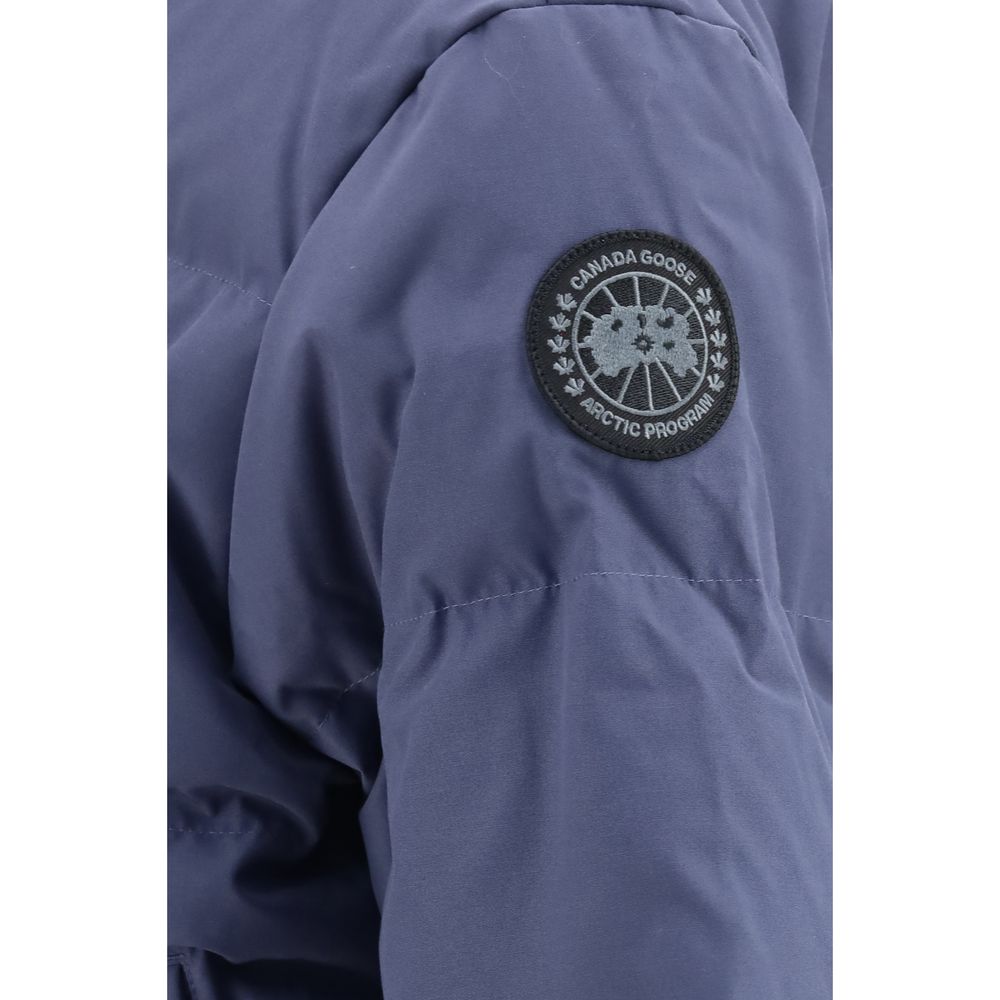 Indulge in the elegance of the Canada Goose Bayview Padded Jacket, crafted from recycled Arctic Tech® fabric, merging luxury with sustainable sophistication for the discerning individual.