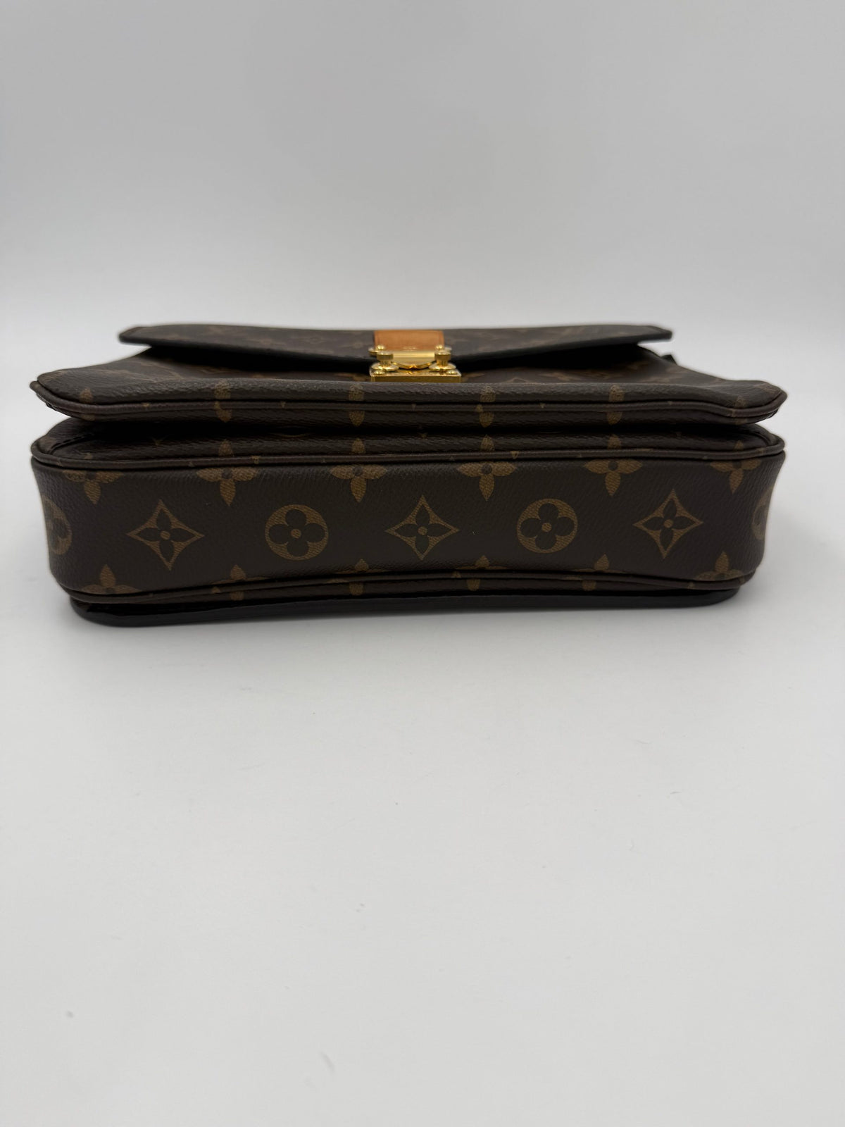Louis Vuitton Metis Monogram Handbag - Timeless Luxury Accessory