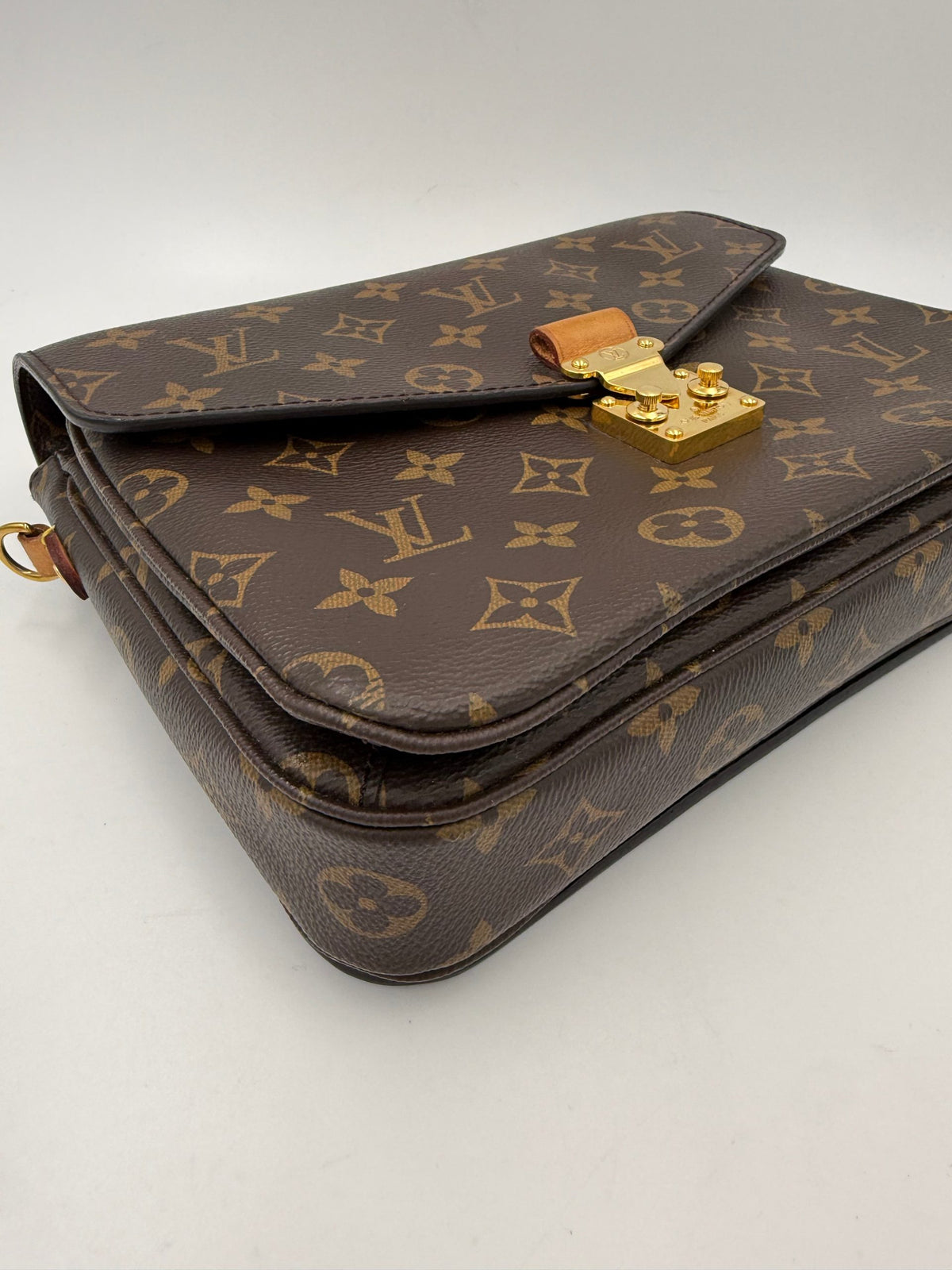 Louis Vuitton Metis Monogram Handbag - Timeless Luxury Redefined