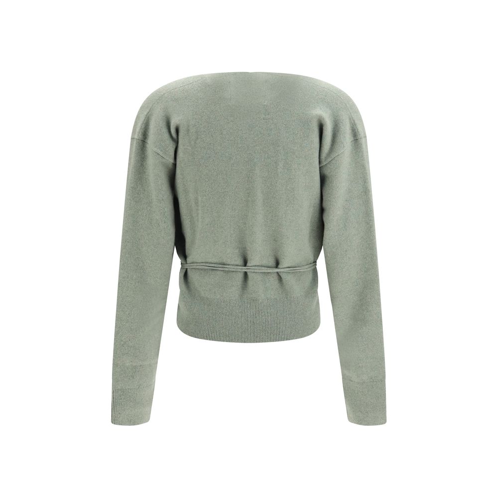 Indulge in the exquisite N°516 Ella Cardigan by Extreme Cashmere, a masterpiece of luxurious cashmere blending elegance with a slim-fit silhouette for timeless allure.