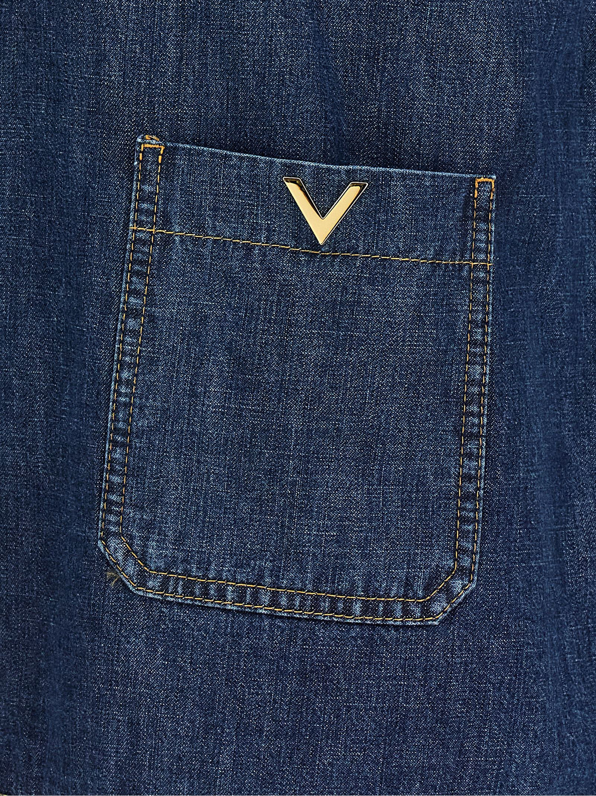 Discover the Valentino Garavani Blue Cotton Blouse, a timeless piece crafted from pure cotton, embodying elegance and sophistication for the discerning individual.