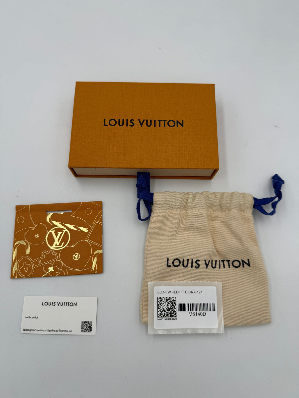 Indulge in the elegance of the LOUIS VUITTON Compatto Card Holder, a masterpiece in Damier Graphite, blending luxury and functionality for the discerning individual.