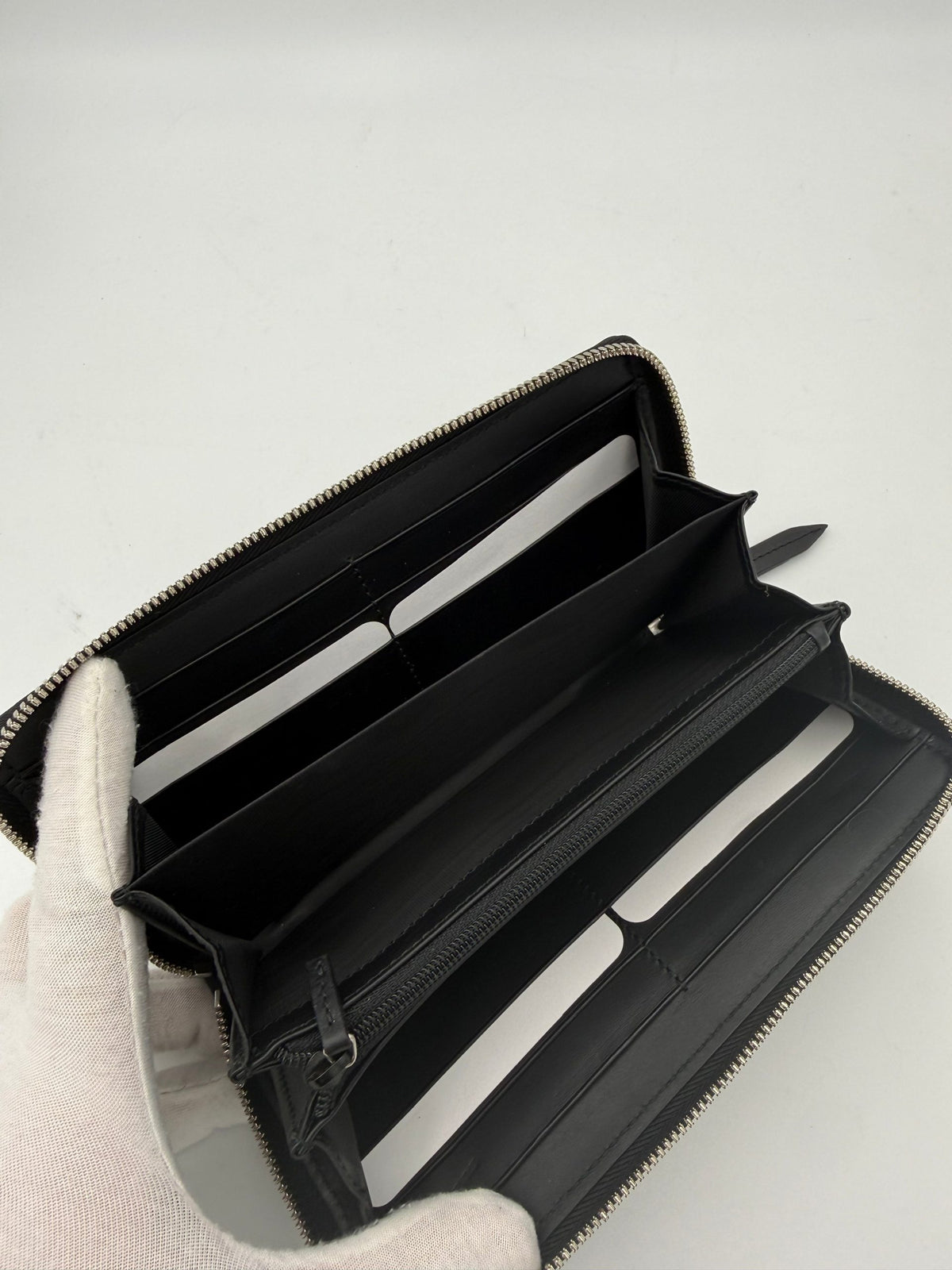 Gucci Black Leather Wallet - Exquisite Luxury for Discerning Tastes