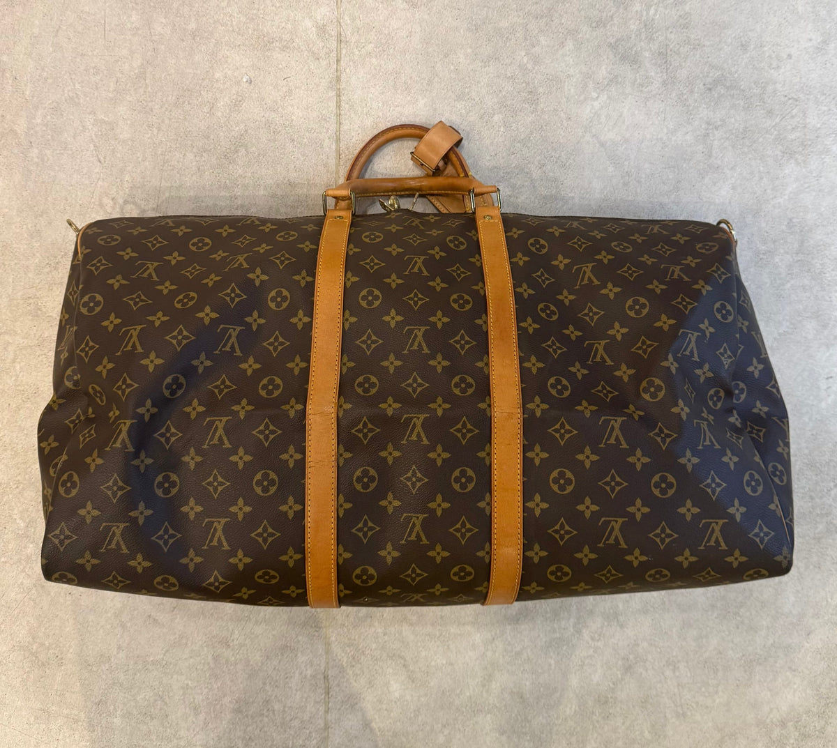 Indulge in the timeless elegance of the Louis Vuitton KEEPALL 60 Monogram, a luxurious duffel that embodies exquisite craftsmanship and iconic style for discerning connoisseurs.