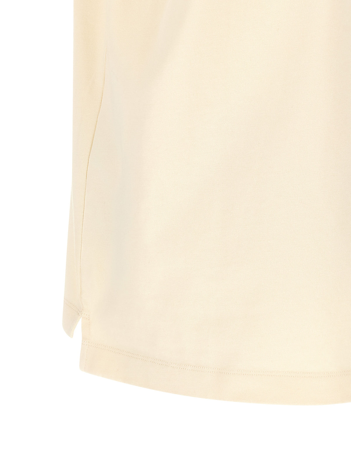 Elevate your wardrobe with the DSQUARED2 ‘Snowy Dream’ T-shirt, a luxurious cotton piece that embodies sophistication and effortless style for the discerning individual.