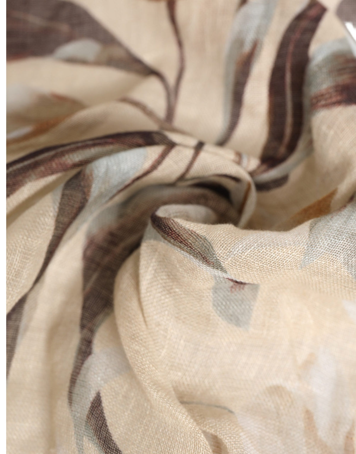 Discover the exquisite Dolce & Gabbana floral linen foulard scarf, a masterpiece of Italian craftsmanship, blending elegance and allure in every detail.
