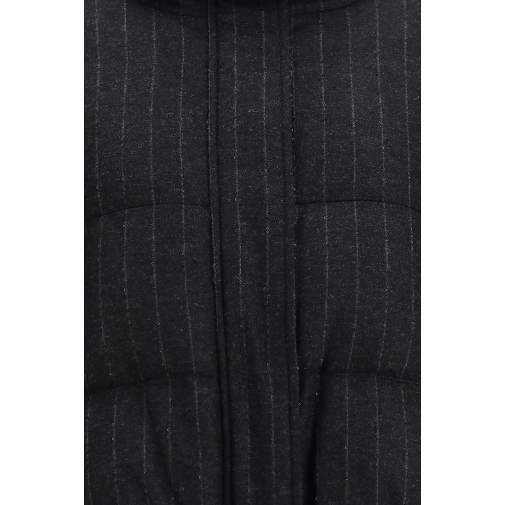 Discover the Brunello Cucinelli Gray Wool Oves Aries Full-Length Jacket, a masterpiece of tailoring-inspired elegance crafted from luxurious wool blend, perfect for the discerning individual.