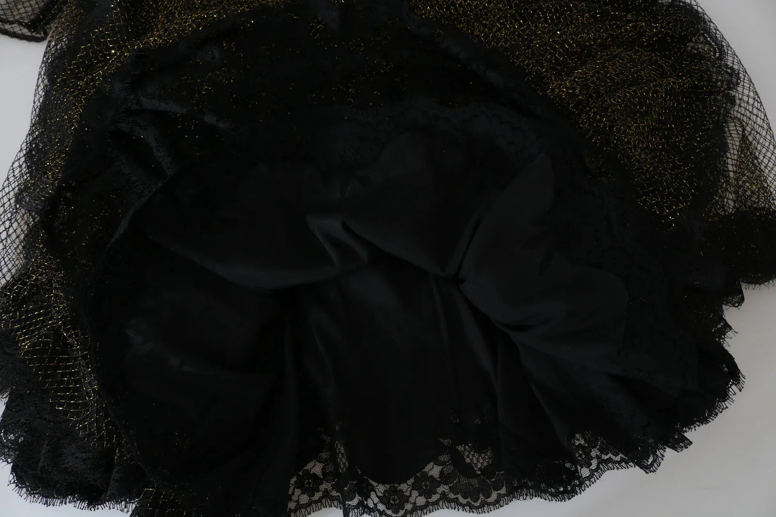 Step into a world of opulence with the Dolce & Gabbana Black Gold Crystal Heart A-line Dress, where exquisite Baroque embroidery and luxurious silk create an enchanting allure.