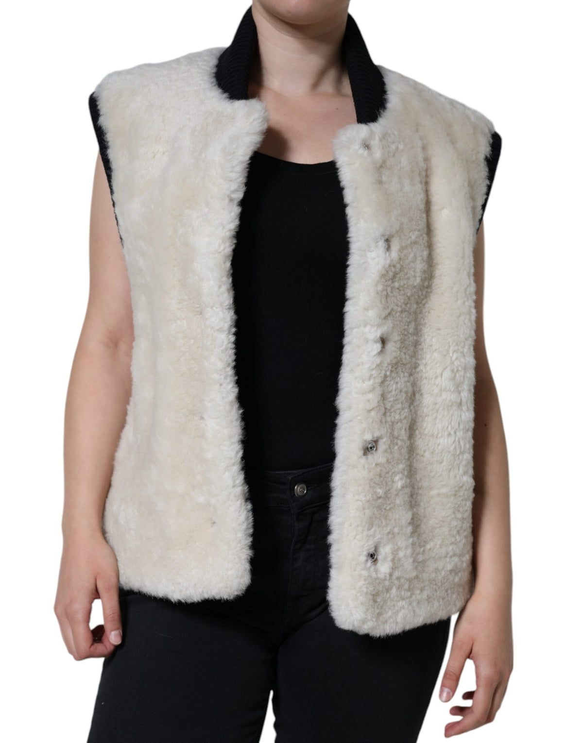 Indulge in the Burberry White WARRENFORD Shearling Leather Vest, a masterpiece of 100% sheep shearling that embodies timeless elegance and sophisticated allure.