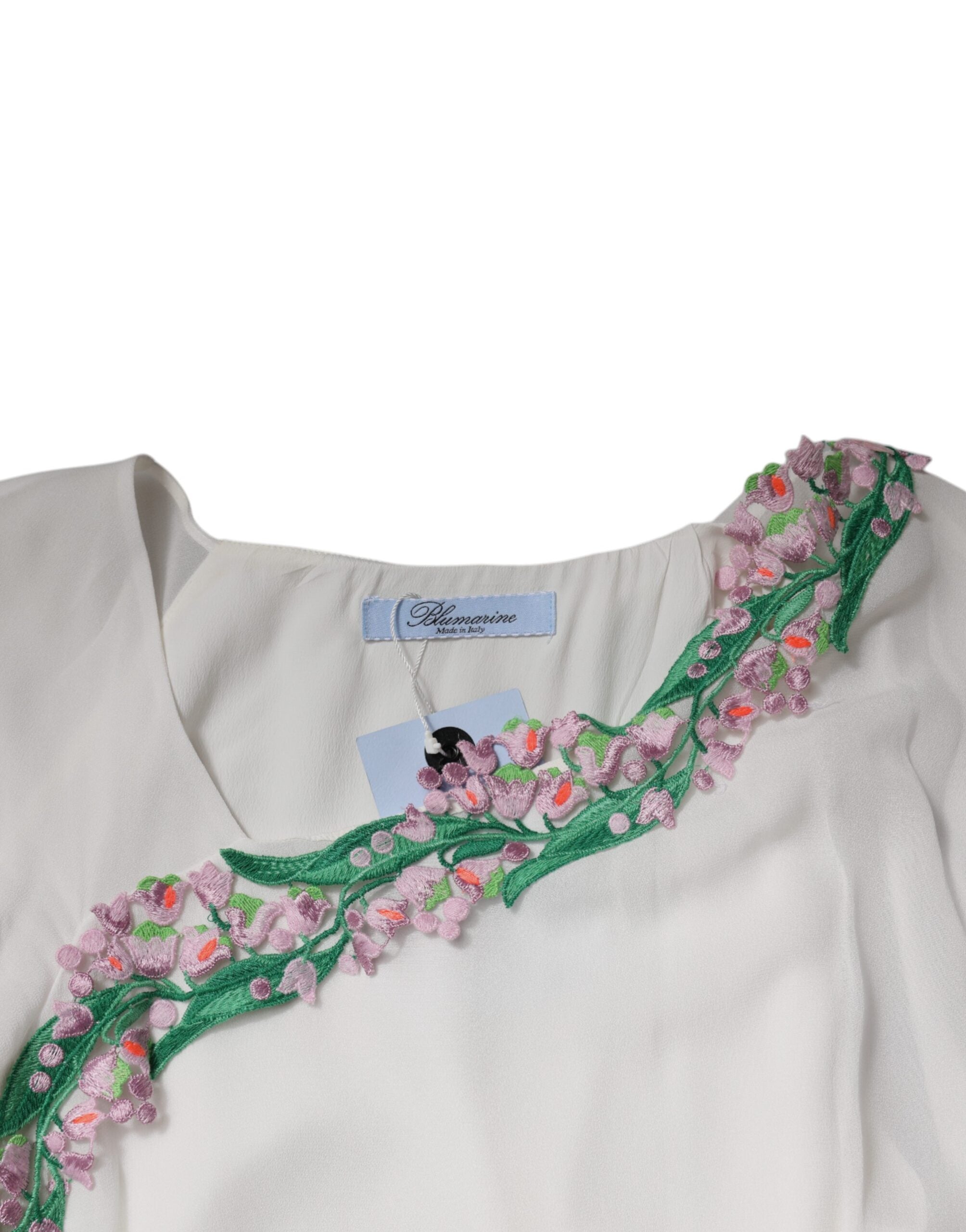 Indulge in the Blumarine White Floral Embroidery Viscose Chiffon Shift Dress, a masterpiece of Italian craftsmanship, blending elegance and comfort for the discerning individual.