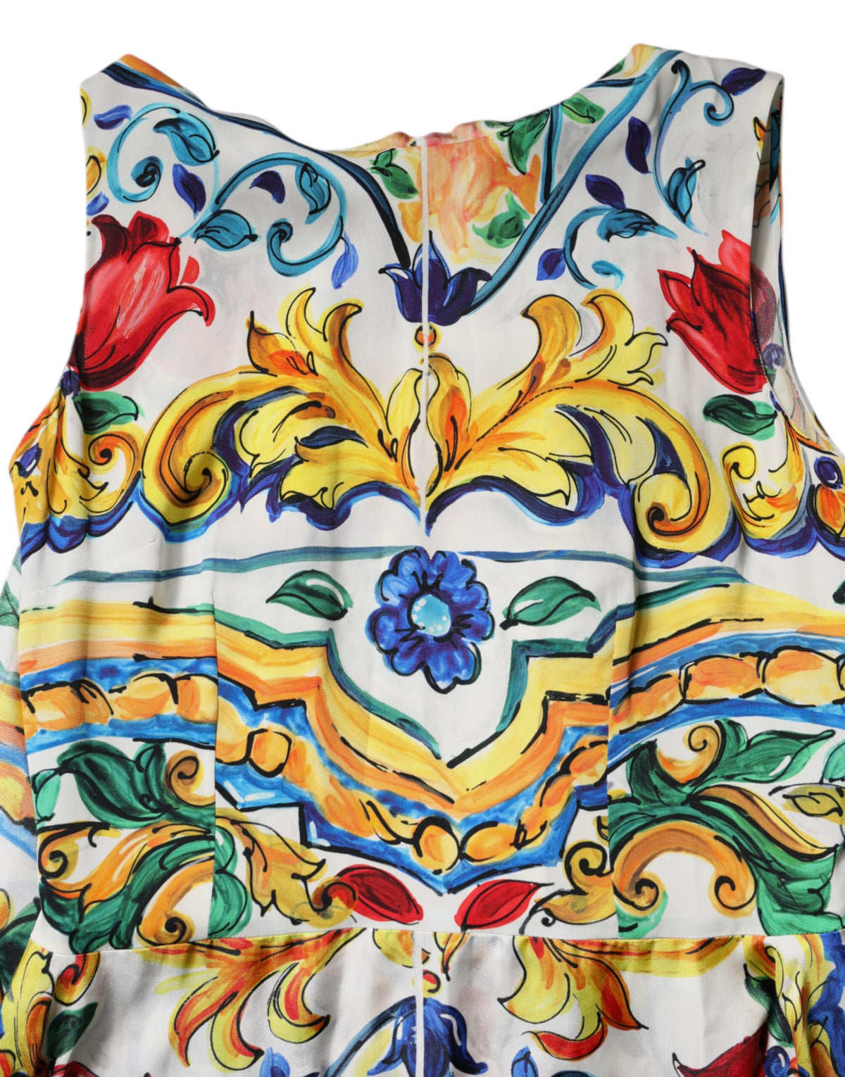 Experience the exquisite allure of the Dolce & Gabbana Multicolor Majolica Kaftan, a silk masterpiece that embodies luxury and sophistication for every occasion.