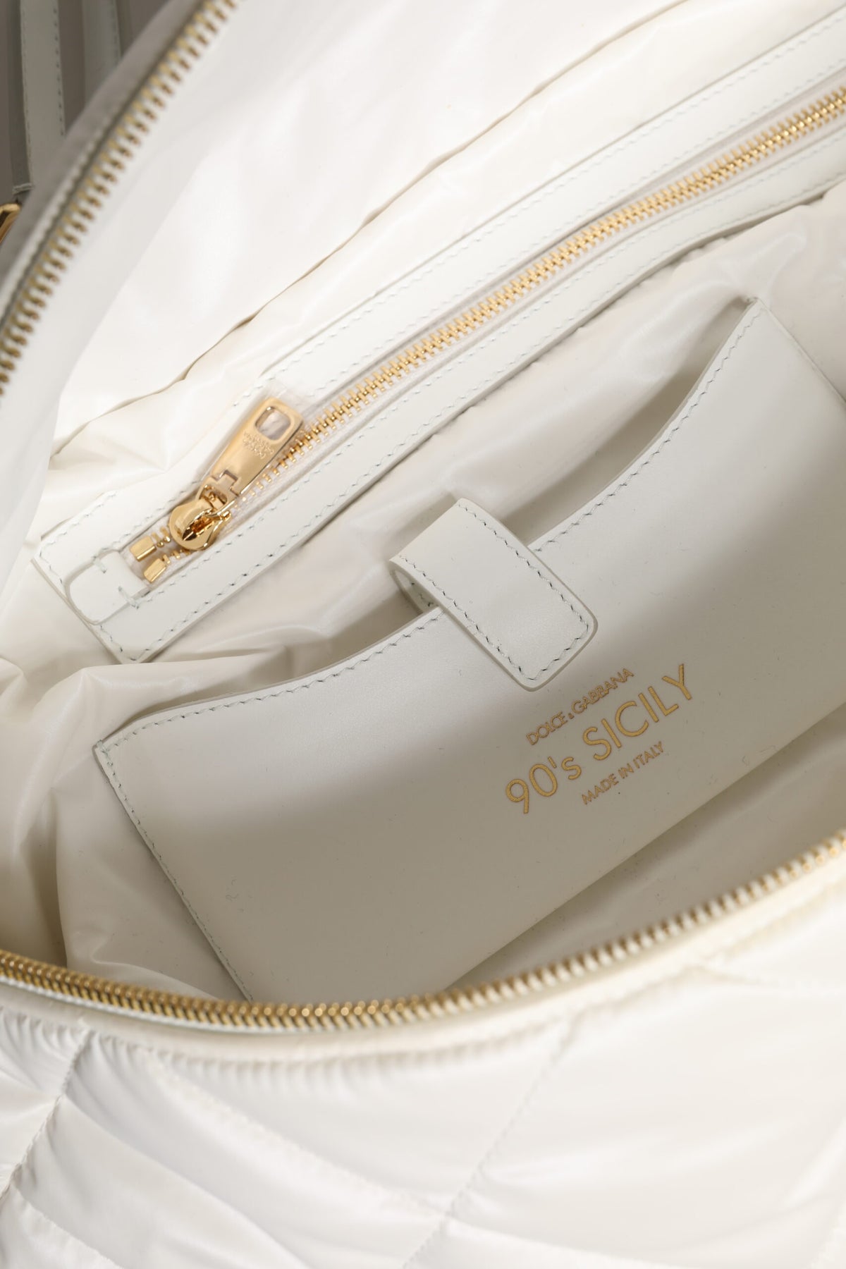 Indulge in the exquisite Dolce & Gabbana White Quilted Logo Plaque Fanny Pack Bag, a timeless blend of luxurious materials and impeccable craftsmanship, perfect for the discerning individual.