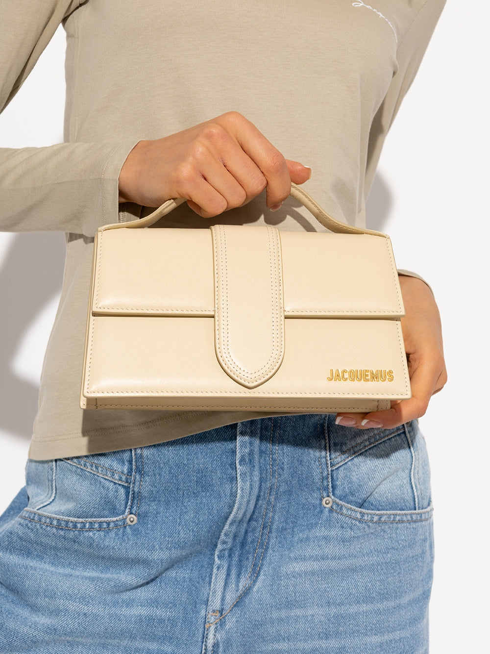 Indulge in the elegance of the Jacquemus Le Grand Bambino Beige Bag, a statement of refined craftsmanship and timeless luxury that elevates every ensemble.