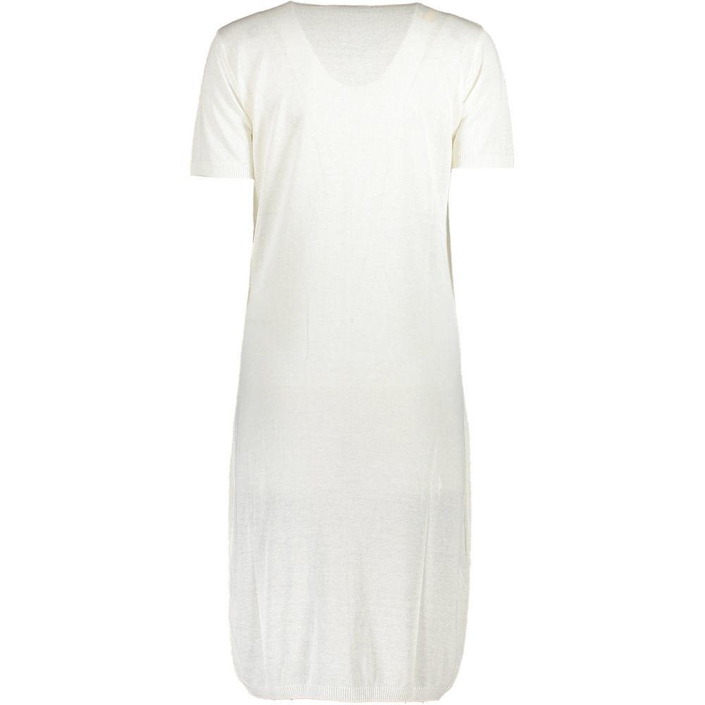 Discover the Cavalli Class Bianco Viscosa Women Dress, a masterpiece of exquisite embroidery and luxurious fabric, perfect for those who embody elegance and sophistication.