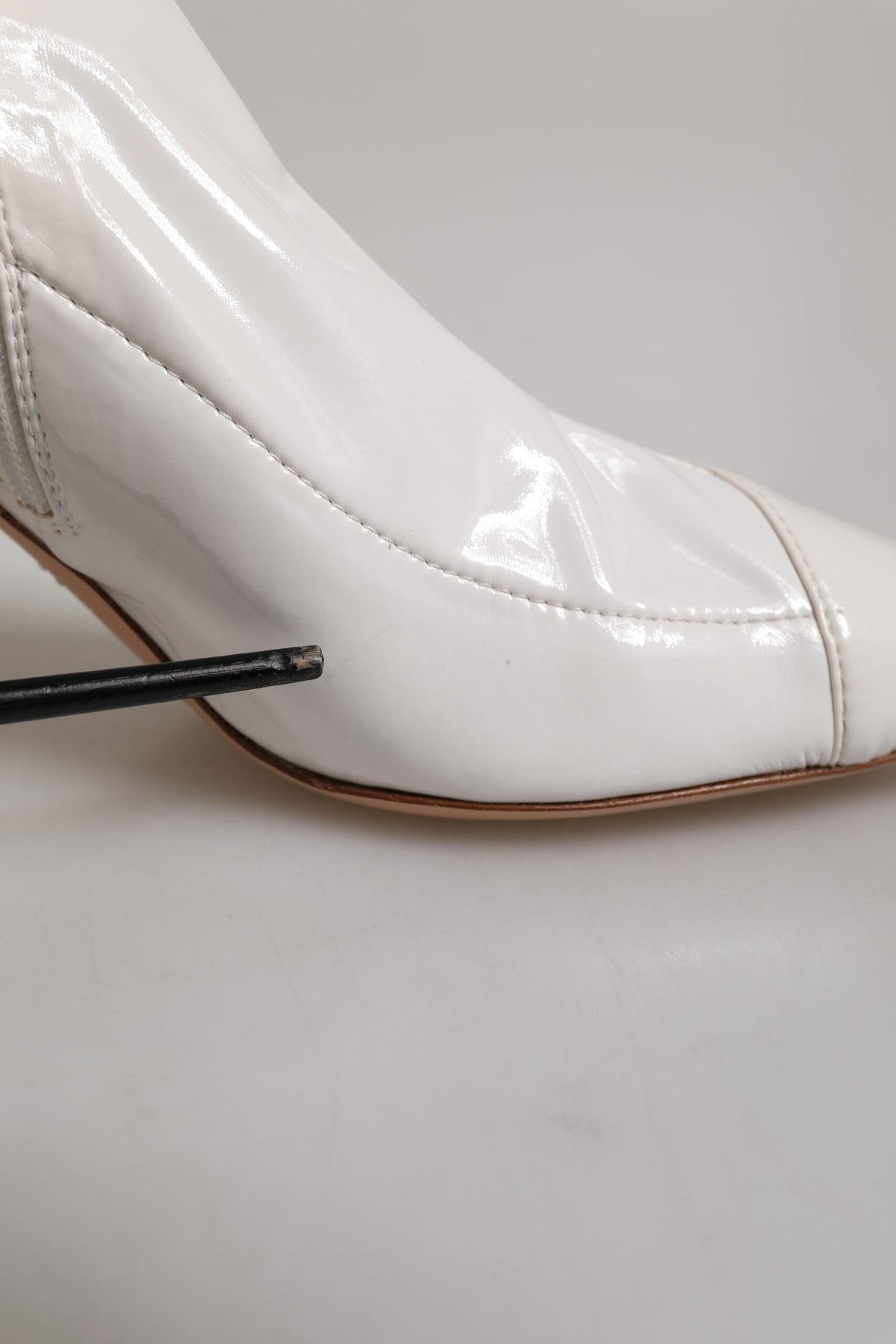 Indulge in the exquisite allure of Elisabetta Franchi's white stiletto mid-calf boots, a luxurious embodiment of Italian craftsmanship and timeless elegance, perfect for the discerning connoisseur.