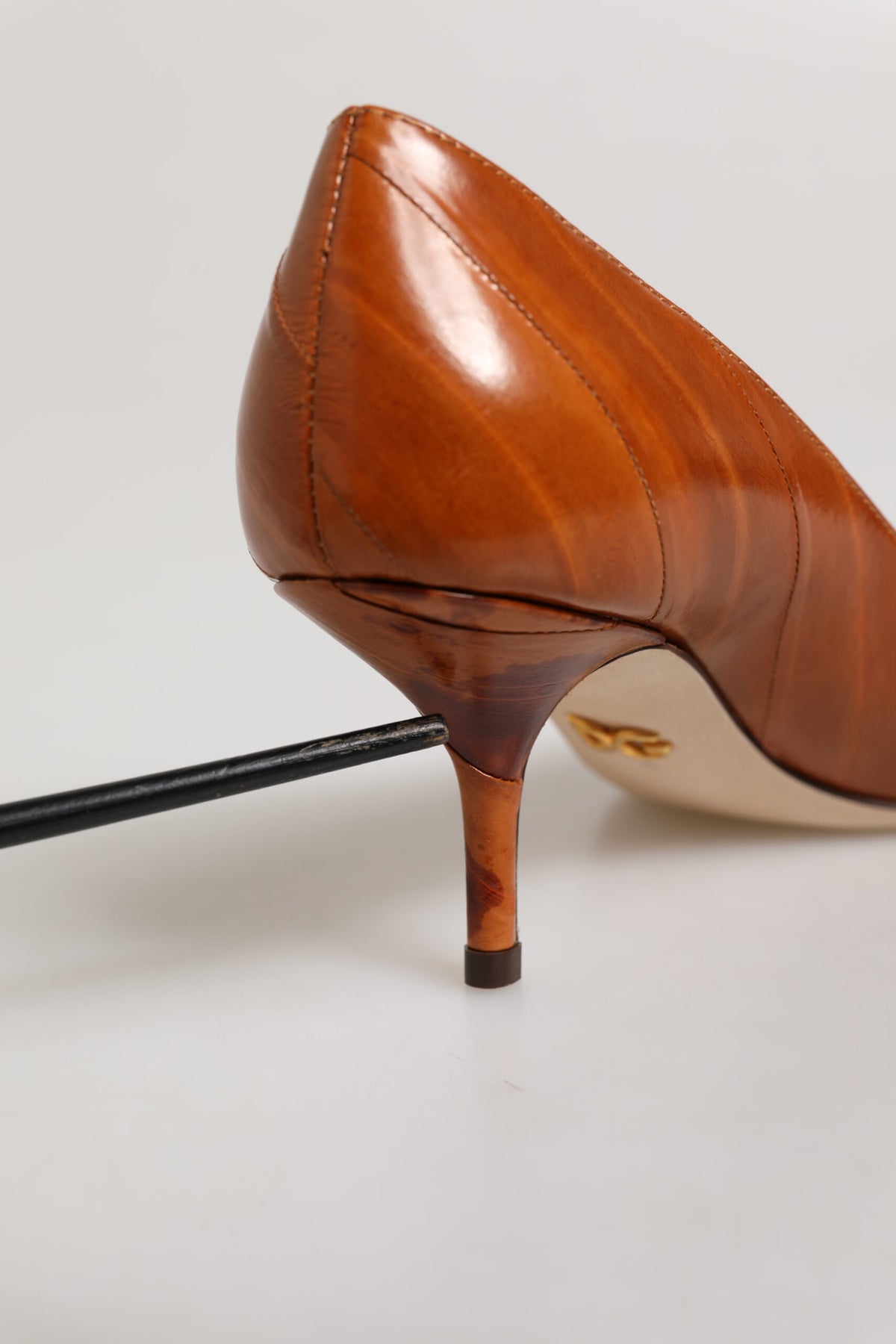 Experience the exquisite craftsmanship of Dolce & Gabbana's Brown Leather Stiletto Heel Pumps, where Italian luxury meets timeless elegance for the discerning individual.