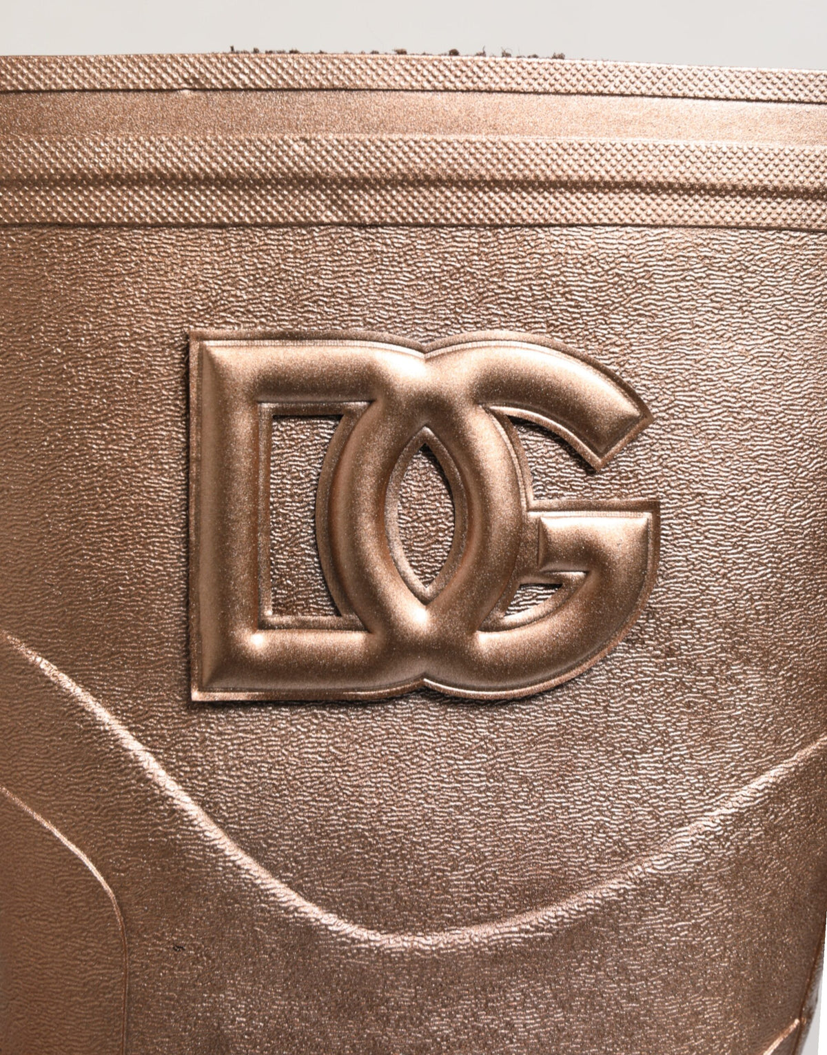 Step into unparalleled elegance with Dolce & Gabbana's Metallic Gold Pull On Rain Boots, crafted from premium rubber, embodying luxury and sophistication for every occasion.
