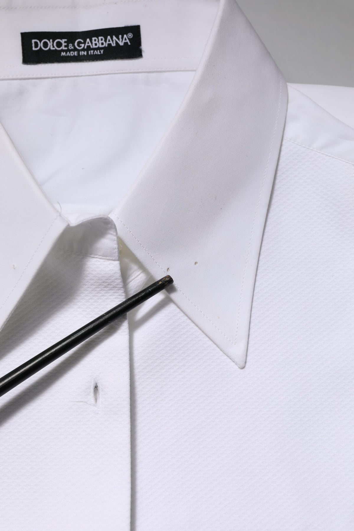 Elevate your wardrobe with the Dolce & Gabbana White Cotton Collared Long Sleeves Shirt Top, a timeless piece embodying exquisite Italian craftsmanship and luxurious elegance.