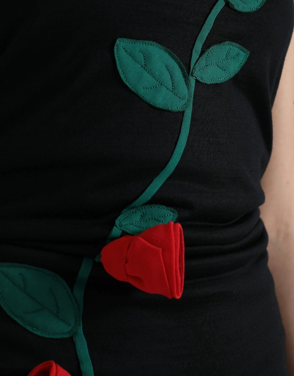 Indulge in the exquisite allure of the Dolce & Gabbana Black Wool Sleeveless Rose Applique Dress, where Italian craftsmanship meets timeless elegance for unforgettable evenings.