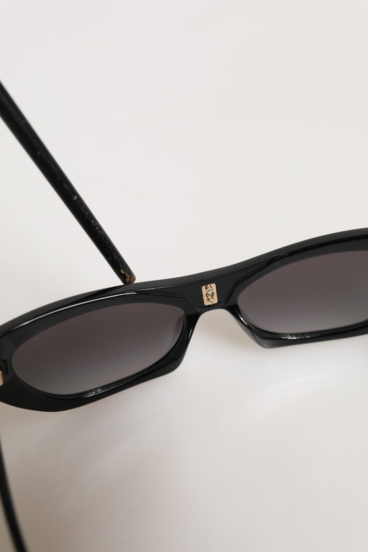Indulge in the exquisite Dolce & Gabbana Black Re-Edition DNA Cat-Eye Frame Sunglasses, where impeccable Italian craftsmanship meets timeless luxury, elevating your allure.
